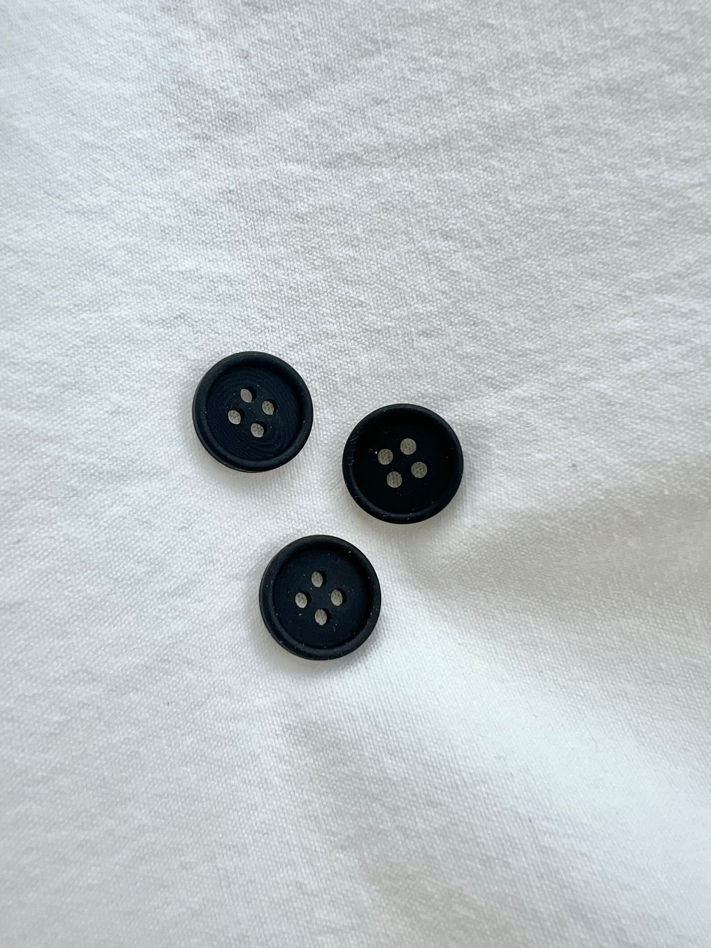 Corozo Button - Matte Black - Size 24L (15mm) - Flat